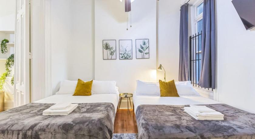 Philadelphia Large Historical Center City 1BR that Sleeps 4 3-Star Accommodation suite