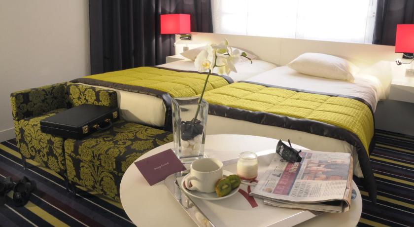 Image of Classic Room with Patio View - twin beds 1