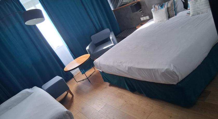 รูปของห้องมาตรฐาน 1 เตียงใหญ่ 1 เตียงเดี่ยว (Standard Room with 1 Double Bed and 1 Single Bed) 4