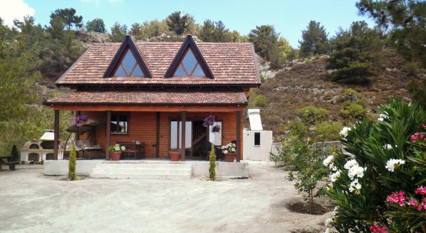 Agros Timber Log House — Hotel in Agros