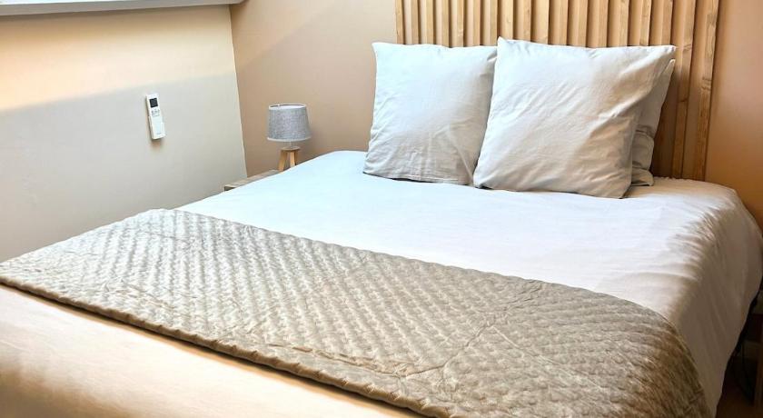 Quiet cozy apartment, air conditioning, swimming pool