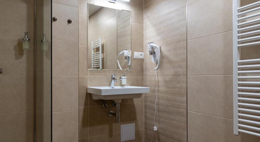 Szoba kétszemélyes ággyal - pótággyal (Double Room with Extra Bed) fotója 5