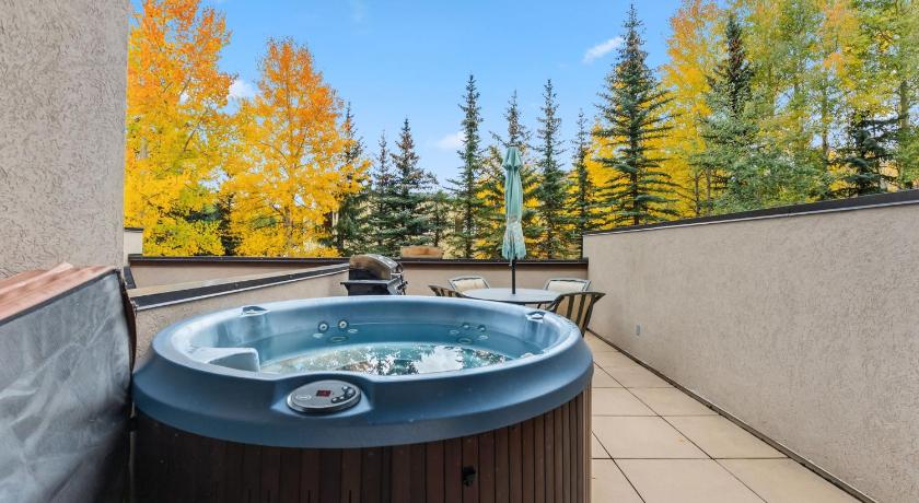 Cozy Breck Condo - Walk to Main St & Lifts - Hot Tub