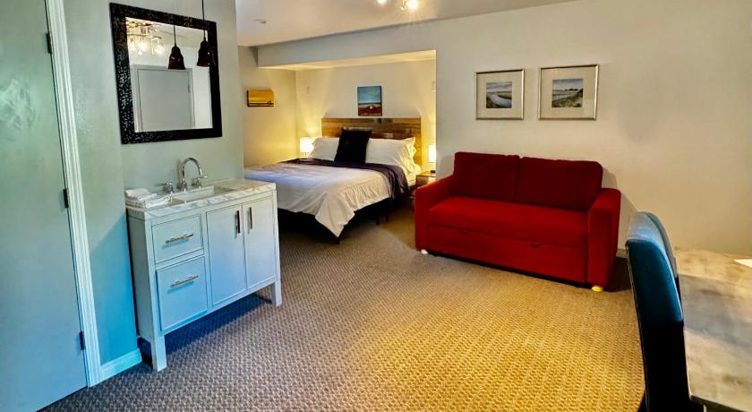 Guerneville R3 Hotel LGBTQIA All Welcome Adults Only 3-Star Accommodation suite