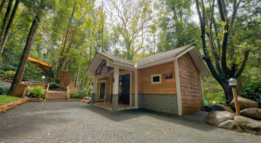 Image of Zebra Deluxe Three-Bedroom Bungalow 1
