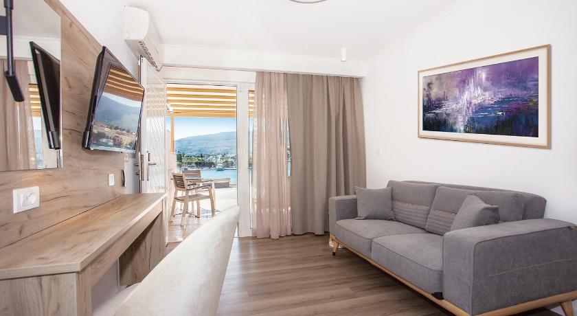 Image of Deluxe Panorama Harbor View Double Room 0