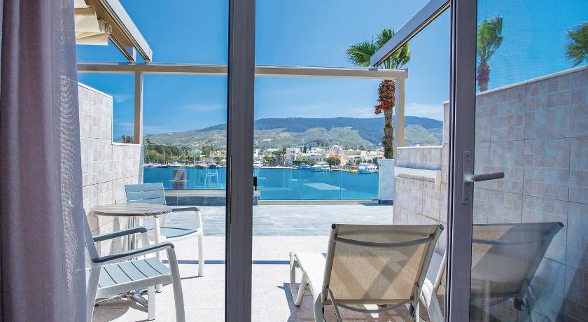 Image of Deluxe Panorama Harbor View Double Room 3