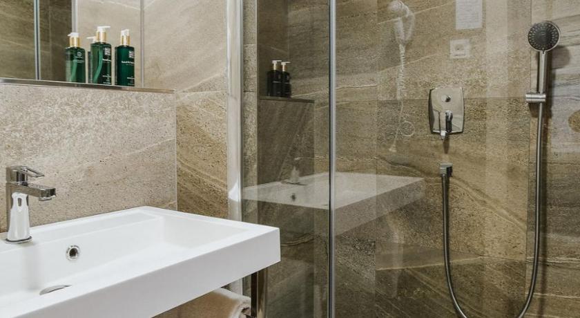 Image of Deluxe Suite with Free Pool Access 2