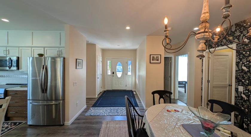 埃利科特维尔 (NY) Spacious Entire home close to HoliMont and Village 4星级 住宿 餐厅