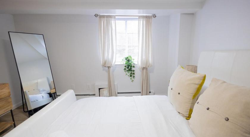 ニューロシェル (NY) Retro 2 bedroom basement APT with free parking 4つ星 宿泊施設 スイート