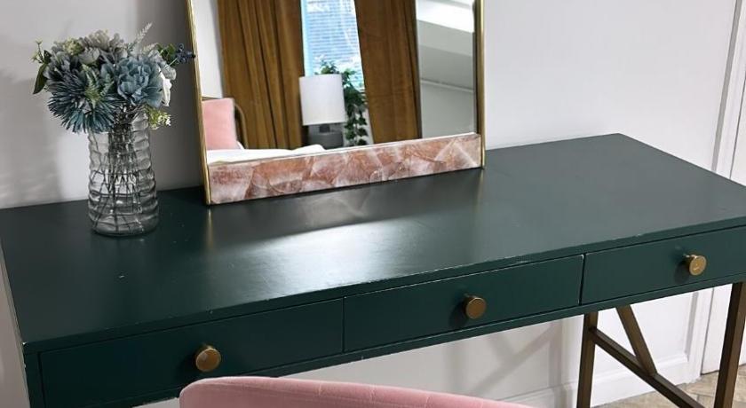 ニューロシェル (NY) Retro 2 bedroom basement APT with free parking 4つ星 宿泊施設 外観