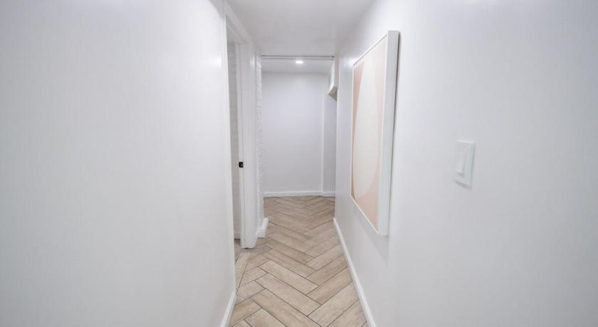 ニューロシェル (NY) Retro 2 bedroom basement APT with free parking 4つ星 宿泊施設 レストラン
