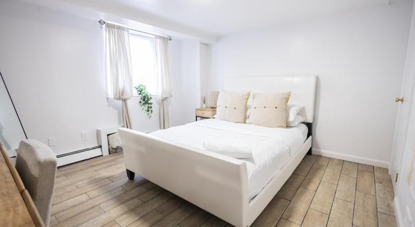 ニューロシェル (NY) Retro 2 bedroom basement APT with free parking 4つ星 宿泊施設 レストラン