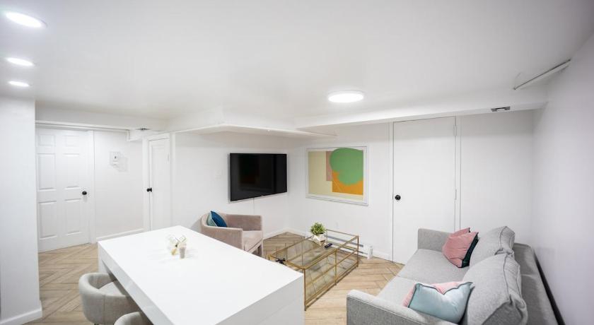 ニューロシェル (NY) Retro 2 bedroom basement APT with free parking 4つ星 宿泊施設 ロビー