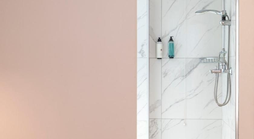 Image of Deluxe Queen Room 3