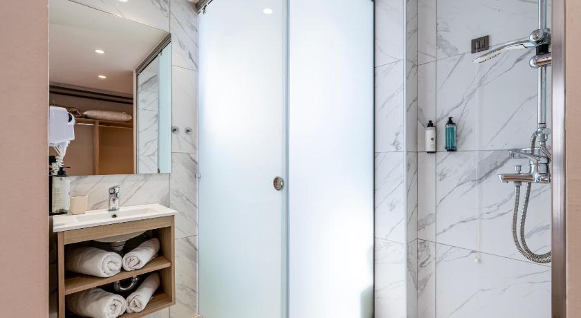 Image of Deluxe Queen Room 2