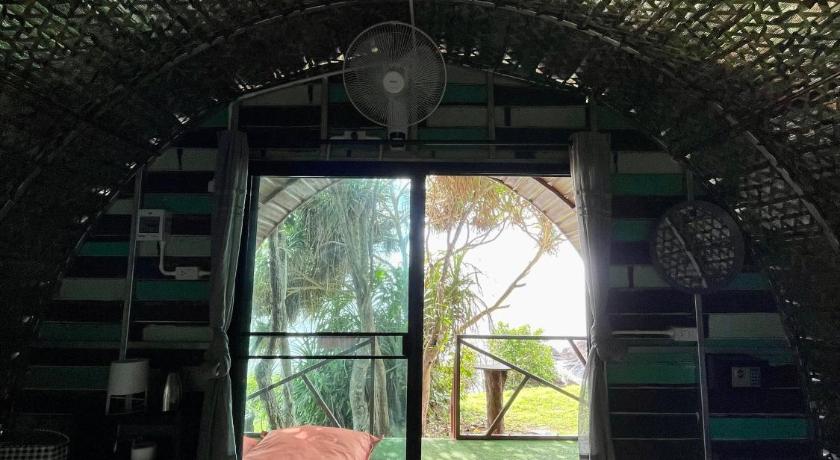 Image of Castaway Room with Twin Bed 4