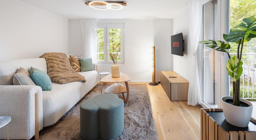 Modernes Apartment mit Balkon und Parkplatz, Nahe See