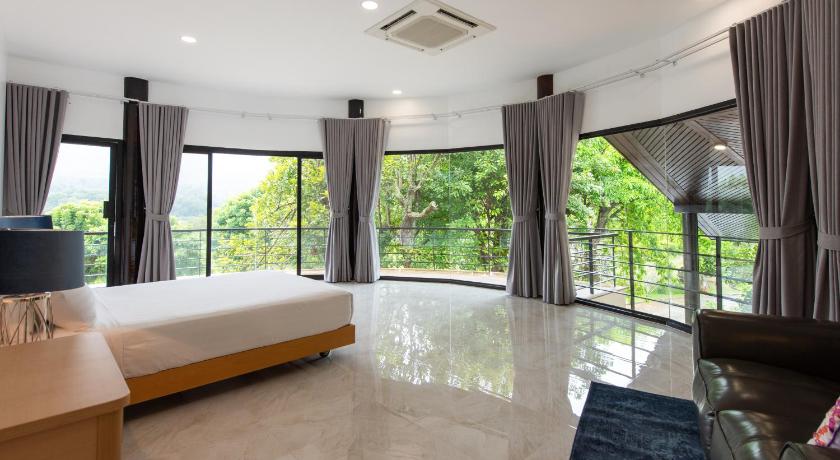 Image of Eight-Bedroom House 0