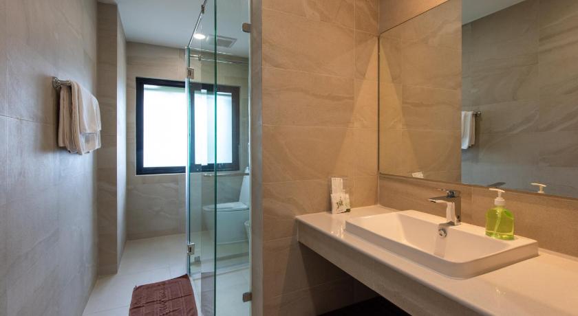 Image of Eight-Bedroom House 2