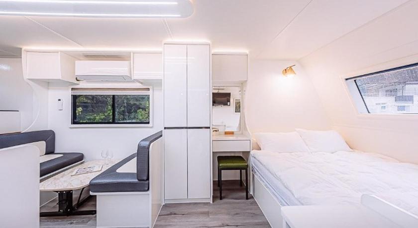 가평 계곡에풍덩 펜션 캠핑장 (Gyegokae Poongdung Pension Camping) 3성급 게스트하우스 스위트룸