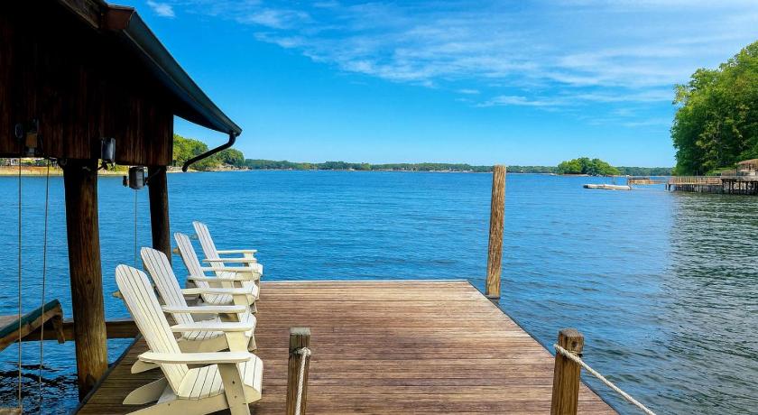 Terrell Big Water View Lake Home in Mooresville, North Carolina 4-Star Accommodation restaurant