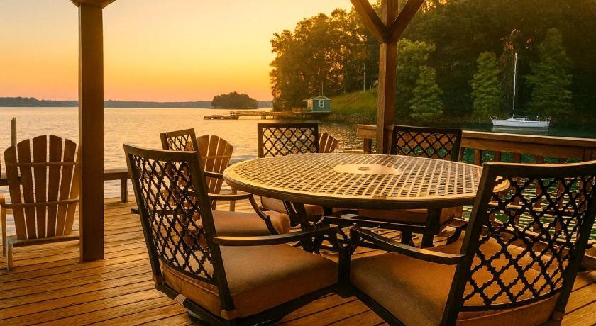 Terrell Big Water View Lake Home in Mooresville, North Carolina 4-Star Accommodation lobby