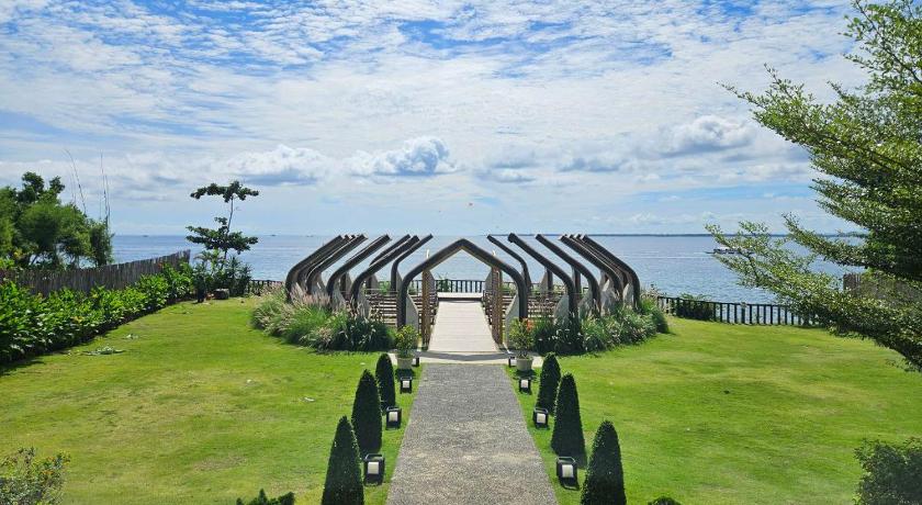 Cebu Savoy Hotel Mactan Cebu near Newtown Beach  4-Star Hotel suite