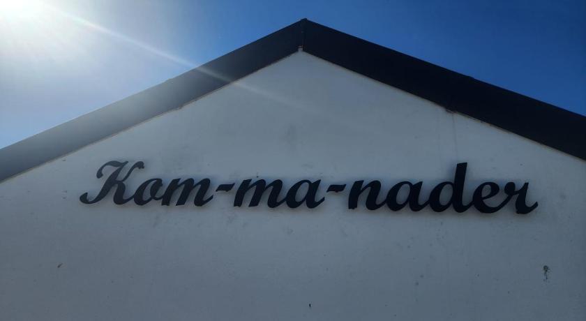 Kom ma nader