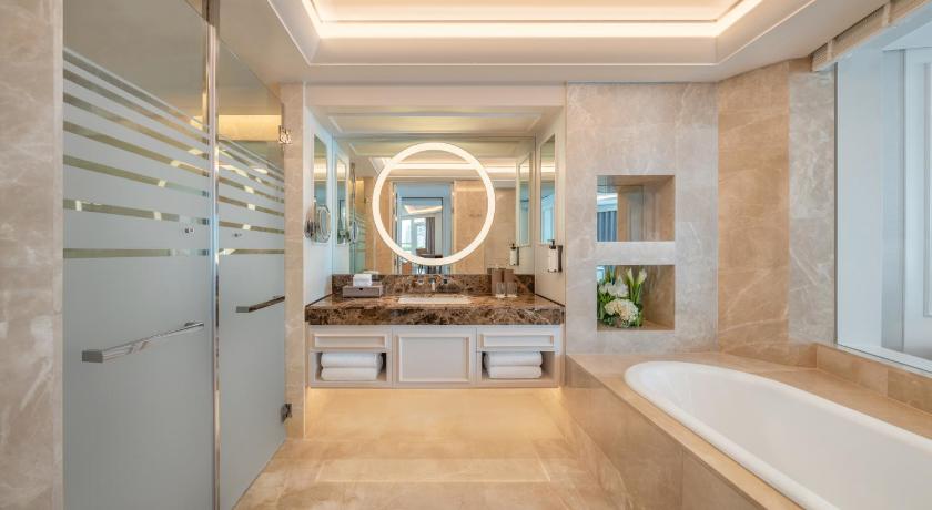 صورة جناح ليجيندري بسرير كينغ - إمكانية الدخول إلى Club Millésime (Legendary Suite with King Bed - Club Millésime Access) 2