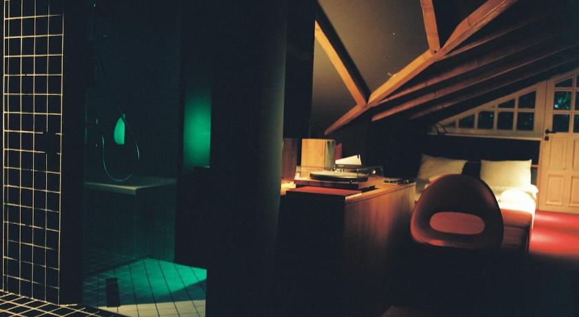 Image of Studio with Balcony 3