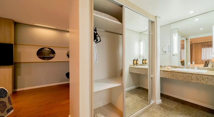 Image of Adapted Superior Room with 1 Queen Bed 2