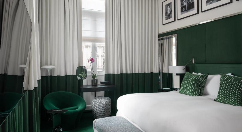 Image of PRESTIGE SUITE, 1 King Bed, Separate Living Roo m, Waterloo Place or Pall Mall View. 0