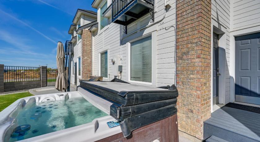 Pasco Condo with Columbia River Views and Hot Tub