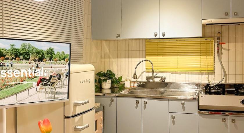 Seoul Cozy Colorful Stay near Hongdae and Airport Line for up to 6 Guests with Luggage Storage 3-Star Accommodation room