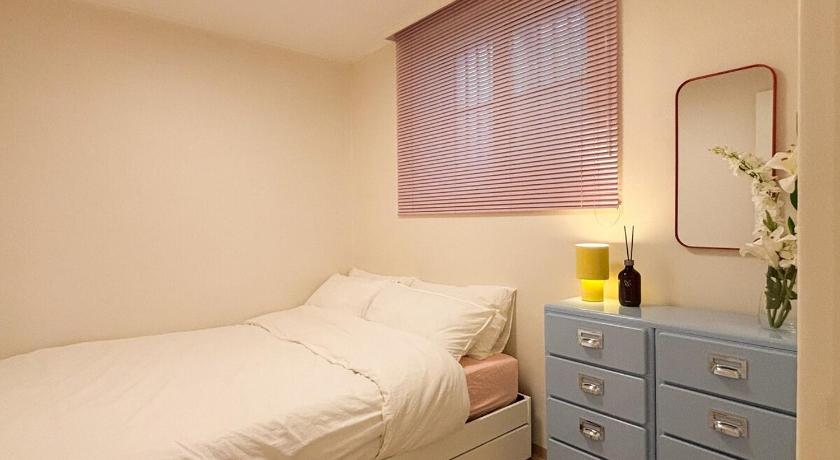 首尔 Cozy Colorful Stay near Hongdae and Airport Line for up to 6 Guests with Luggage Storage 3星级 住宿 设施