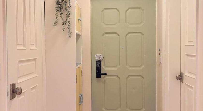 首尔 Cozy Colorful Stay near Hongdae and Airport Line for up to 6 Guests with Luggage Storage 3星级 住宿 泳池
