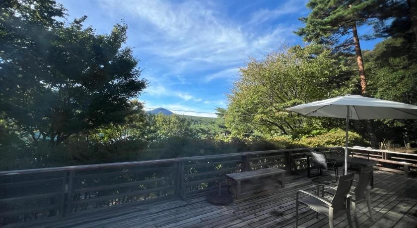 Fujikawaguchiko Cabin F Lake Saiko 1 min Mt Fuji Lakeview Villa Sleeps 10 BBQ Jacuzzi 4-Star Accommodation suite