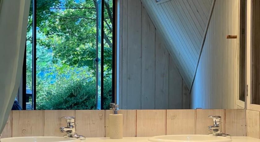 Fujikawaguchiko Cabin F Lake Saiko 1 min Mt Fuji Lakeview Villa Sleeps 10 BBQ Jacuzzi 4-Star Accommodation exterior
