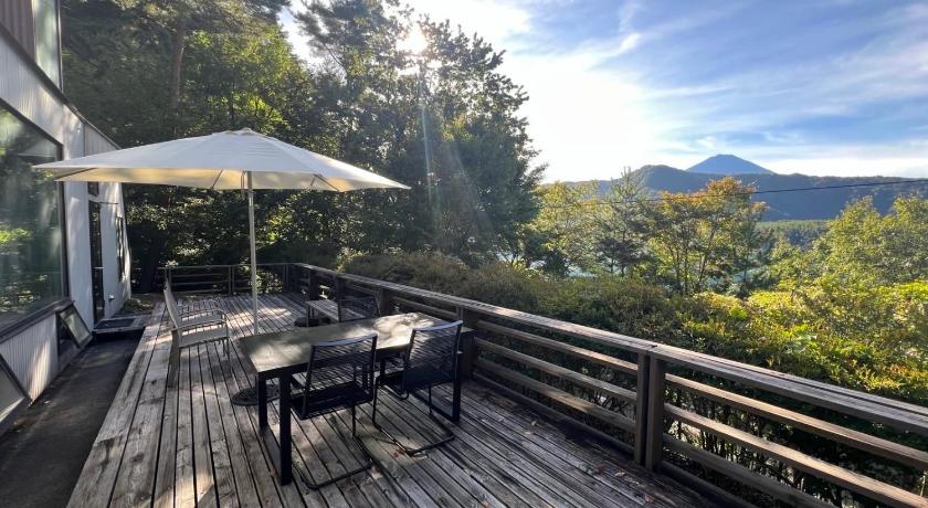 Fujikawaguchiko Cabin F Lake Saiko 1 min Mt Fuji Lakeview Villa Sleeps 10 BBQ Jacuzzi 4-Star Accommodation view