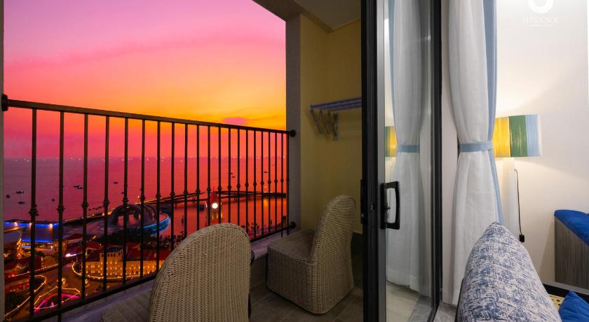 Three-Bedroom Sunset & Firework View Balcony