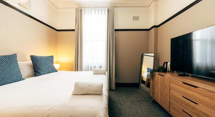 Image of Deluxe King Room 1