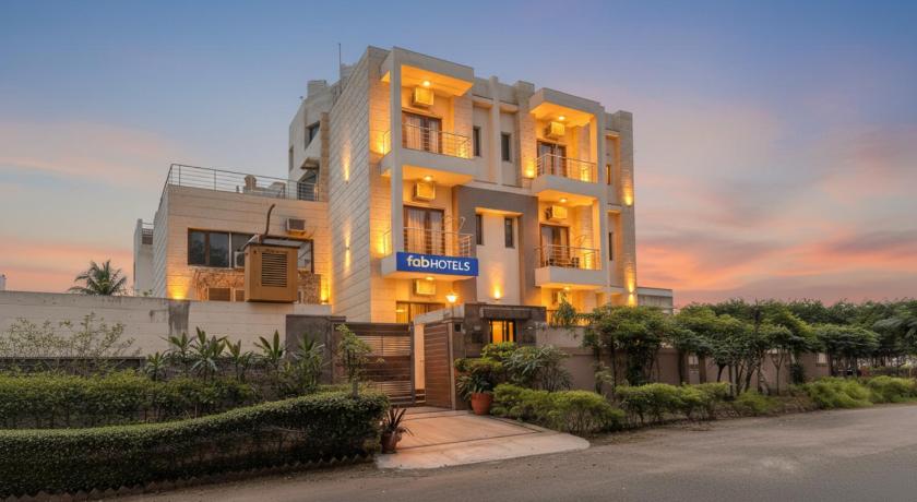 FabHotel Prime Phoenix Hospitality - Nr. DLF Cyber Hub & Metro Gurugram - image 2