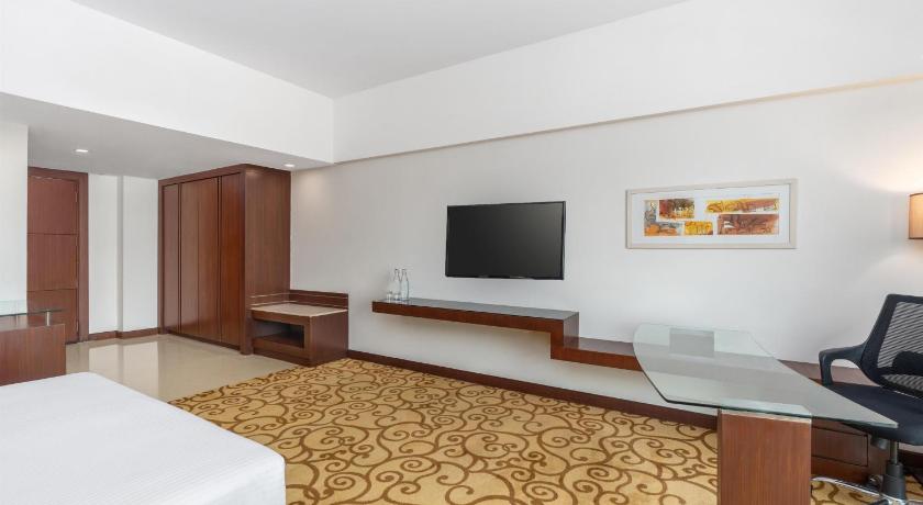 Vaizdas, kuriame – Standard Room -  20% off on session of Spa, Enjoy Happy Hours with 1+1 offer on Alcoholic Beverages, 20% Off on Laundry service 4