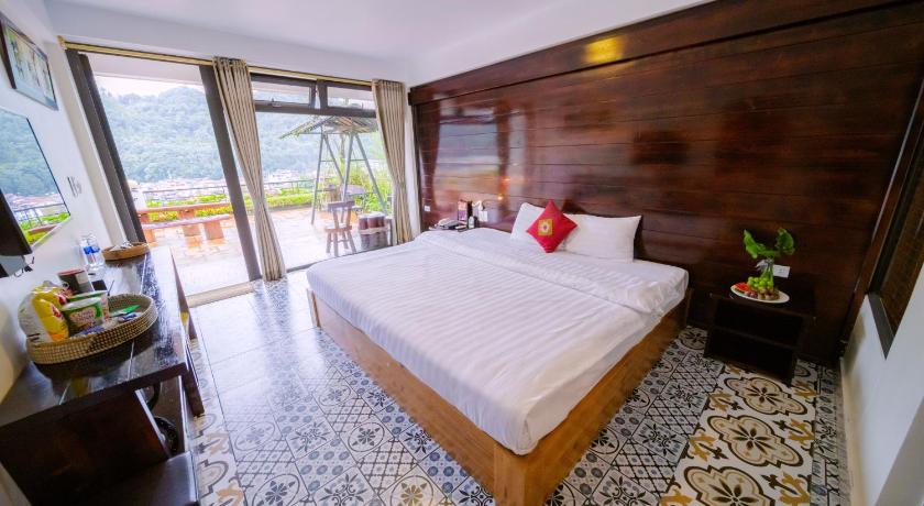 Image of Deluxe Double Panoramic City View with Terrace 3