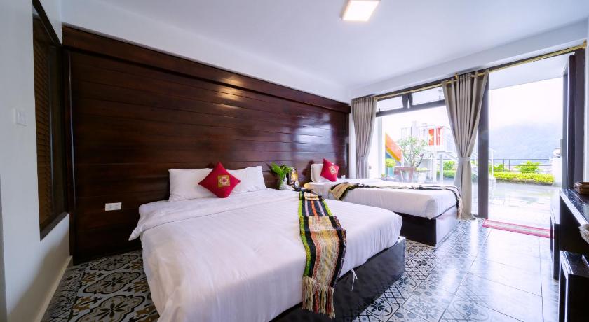 Image of Deluxe Triple Panoramic City View With Terrace 0