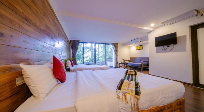 Image of Family Room with Garden View 5