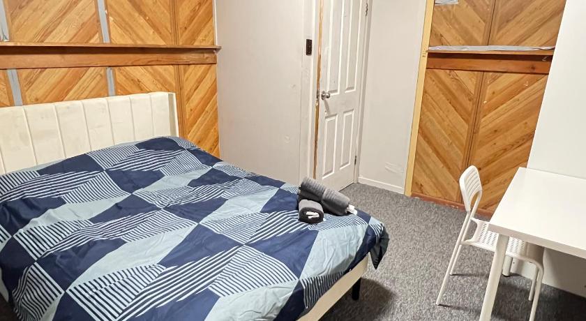 Cozy Queen Room Next to Station and Shops - PH6