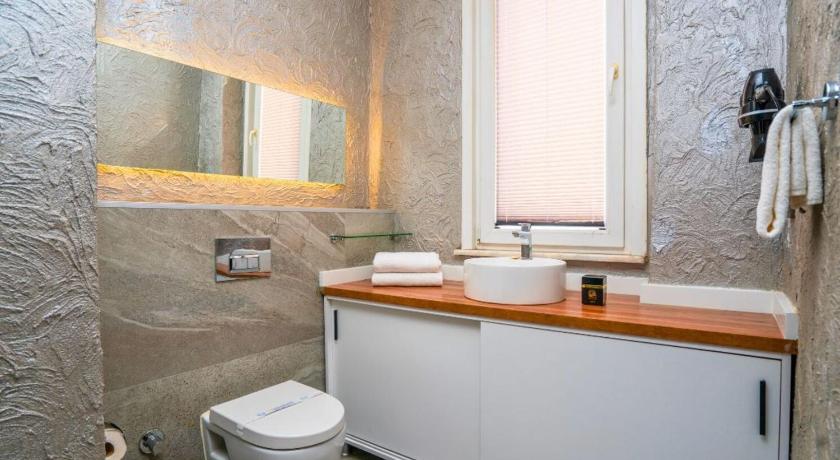 216 Silver Suite - image 5