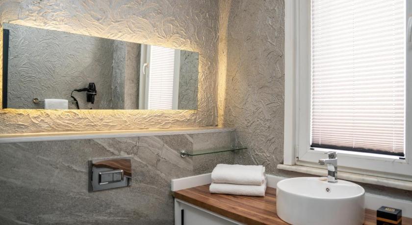 216 Silver Suite - image 6